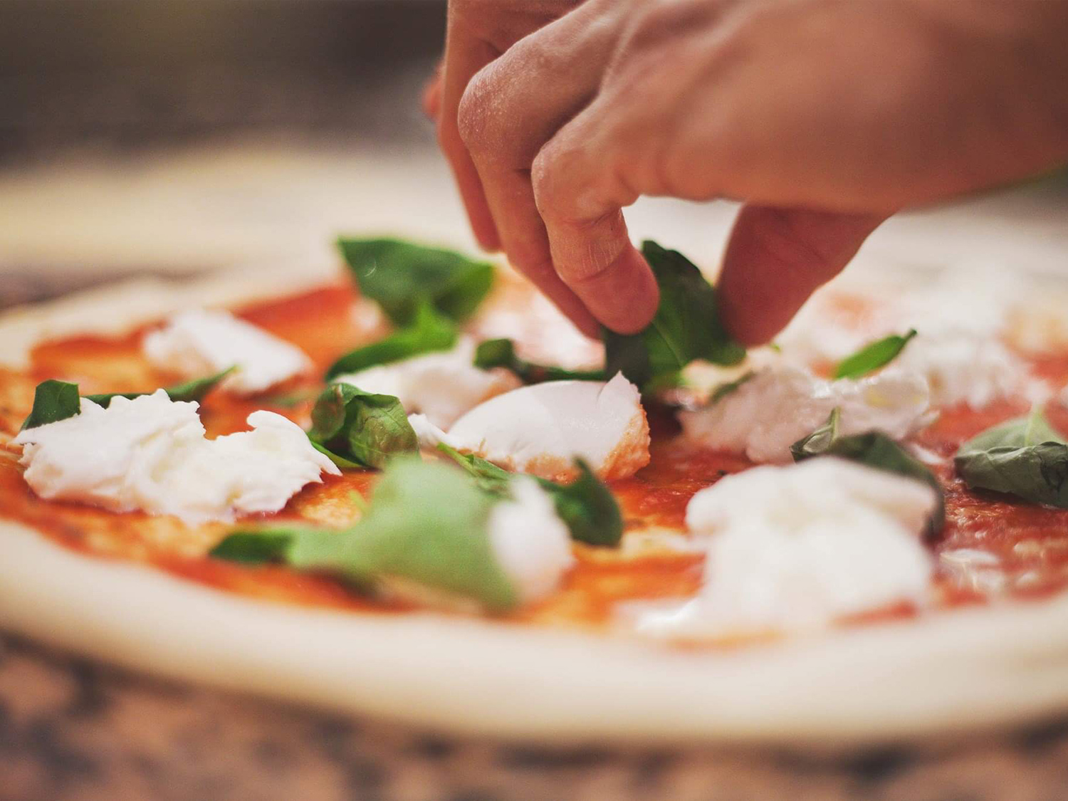 Préparation d'une pizza à la Pizzeria d'Octodure à Martigny